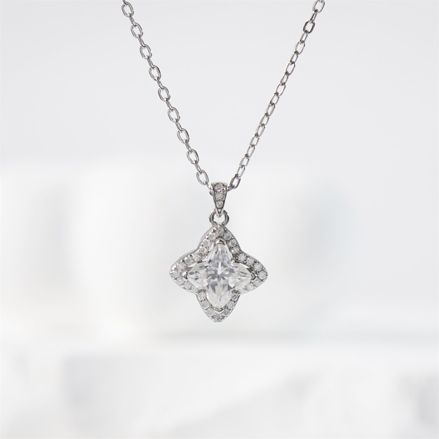 [MN0002] Lily-inlaid necklace