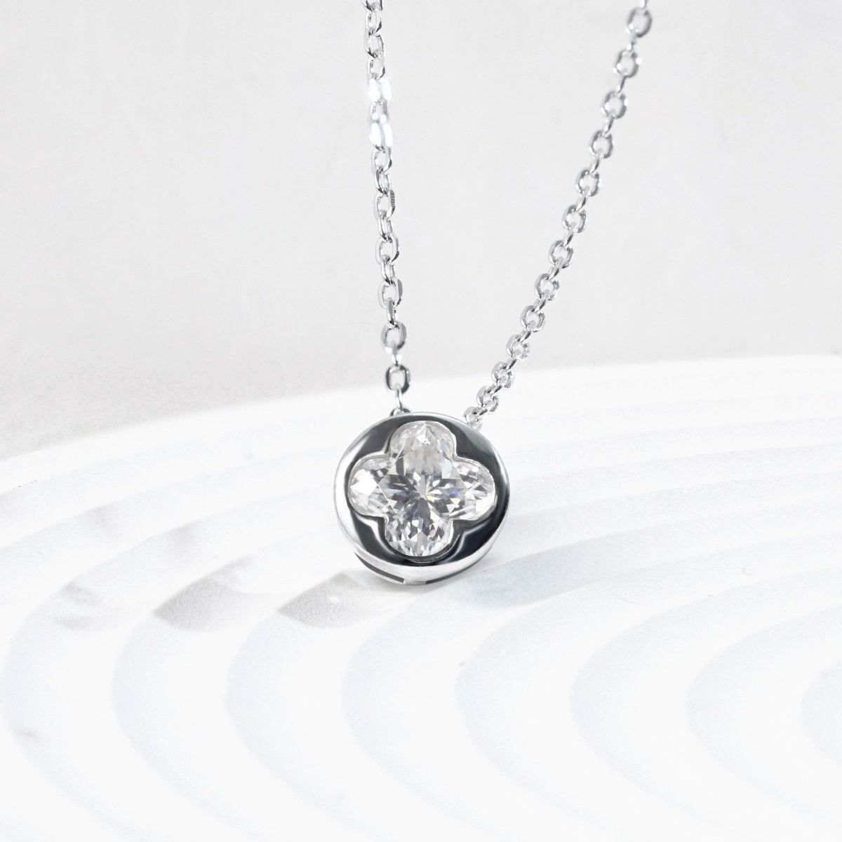 [MN0004] Round Four leaf clover necklace