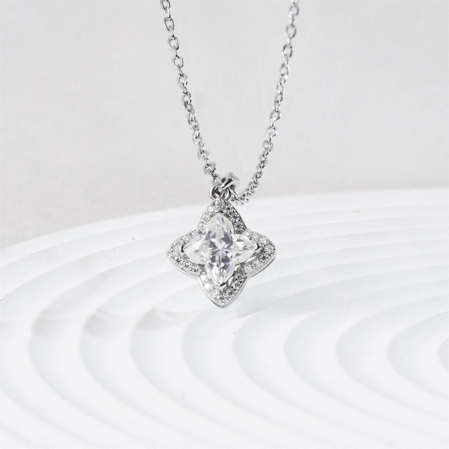 [MN0002] Lily-inlaid necklace