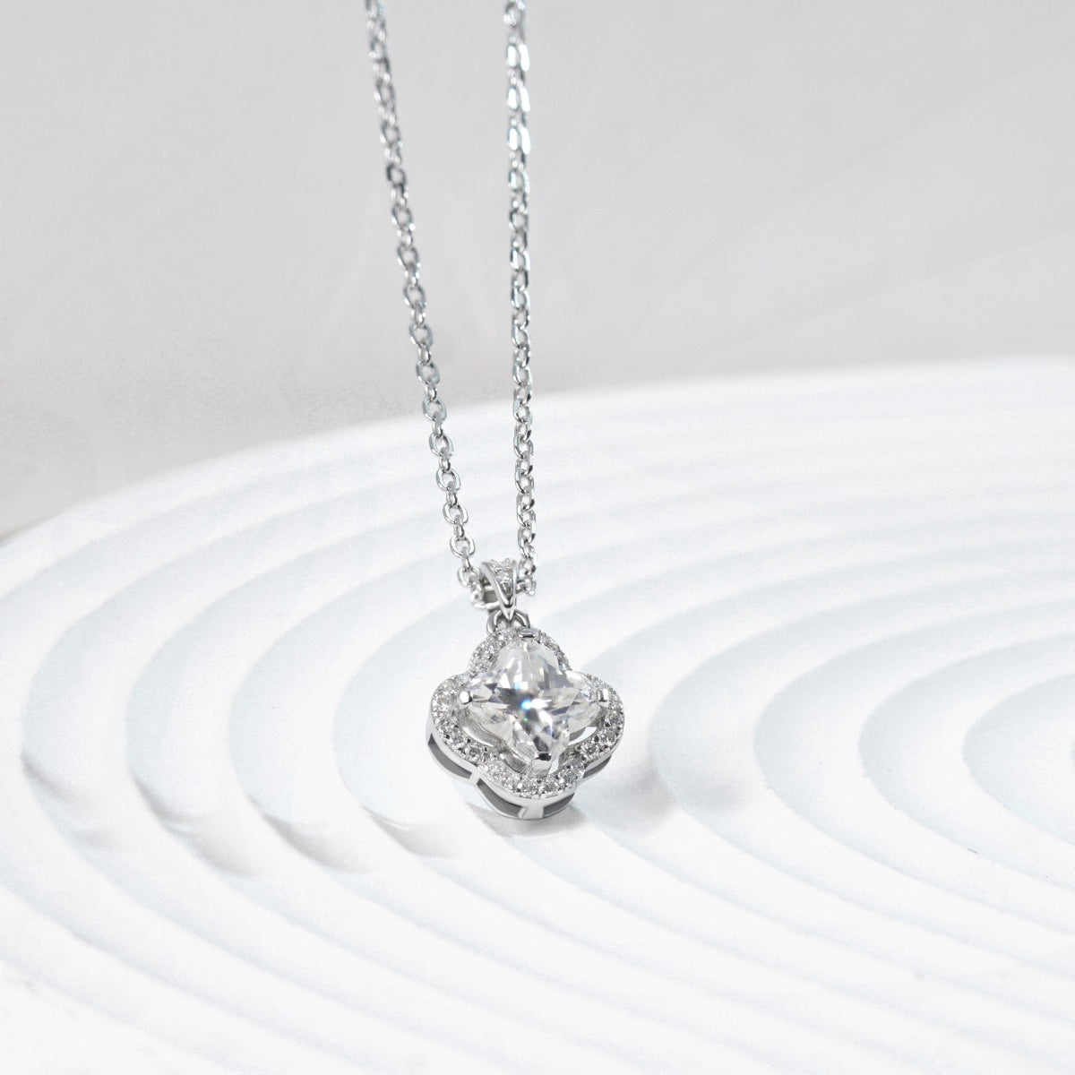 [MN0006] Micro-embellished four-leaf clover necklace