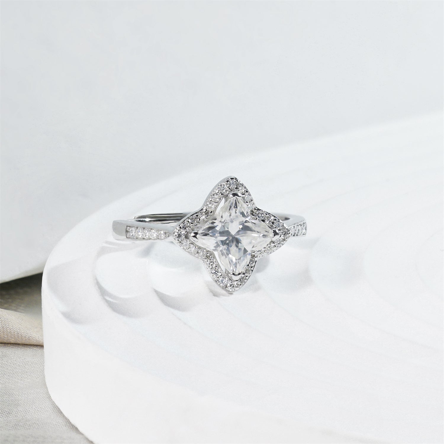 [MFR0001] Micro-paved lily grass ring