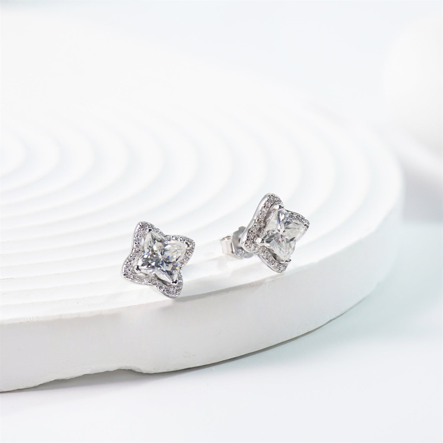 [ME0003] Lily-encrusted earrings