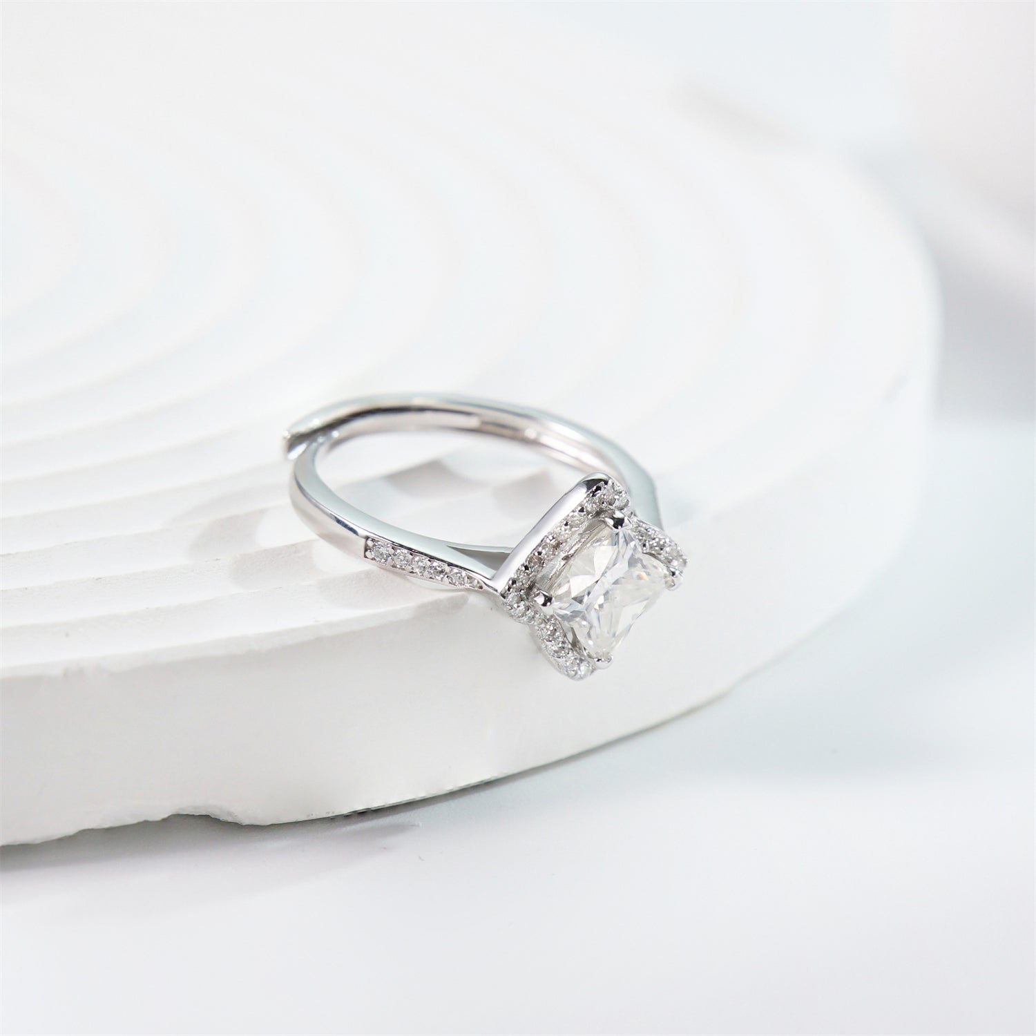[MFR0001] Micro-paved lily grass ring