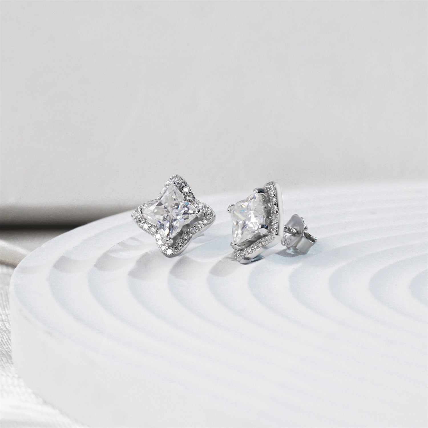 [ME0003] Lily-encrusted earrings