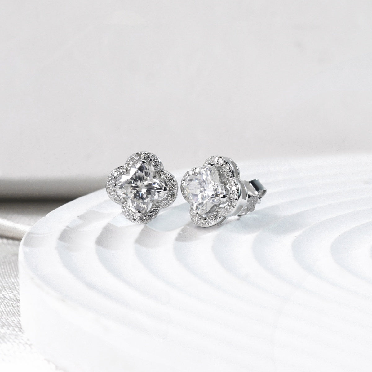 [ME0007] Micro-embellished four-leaf clover earrings