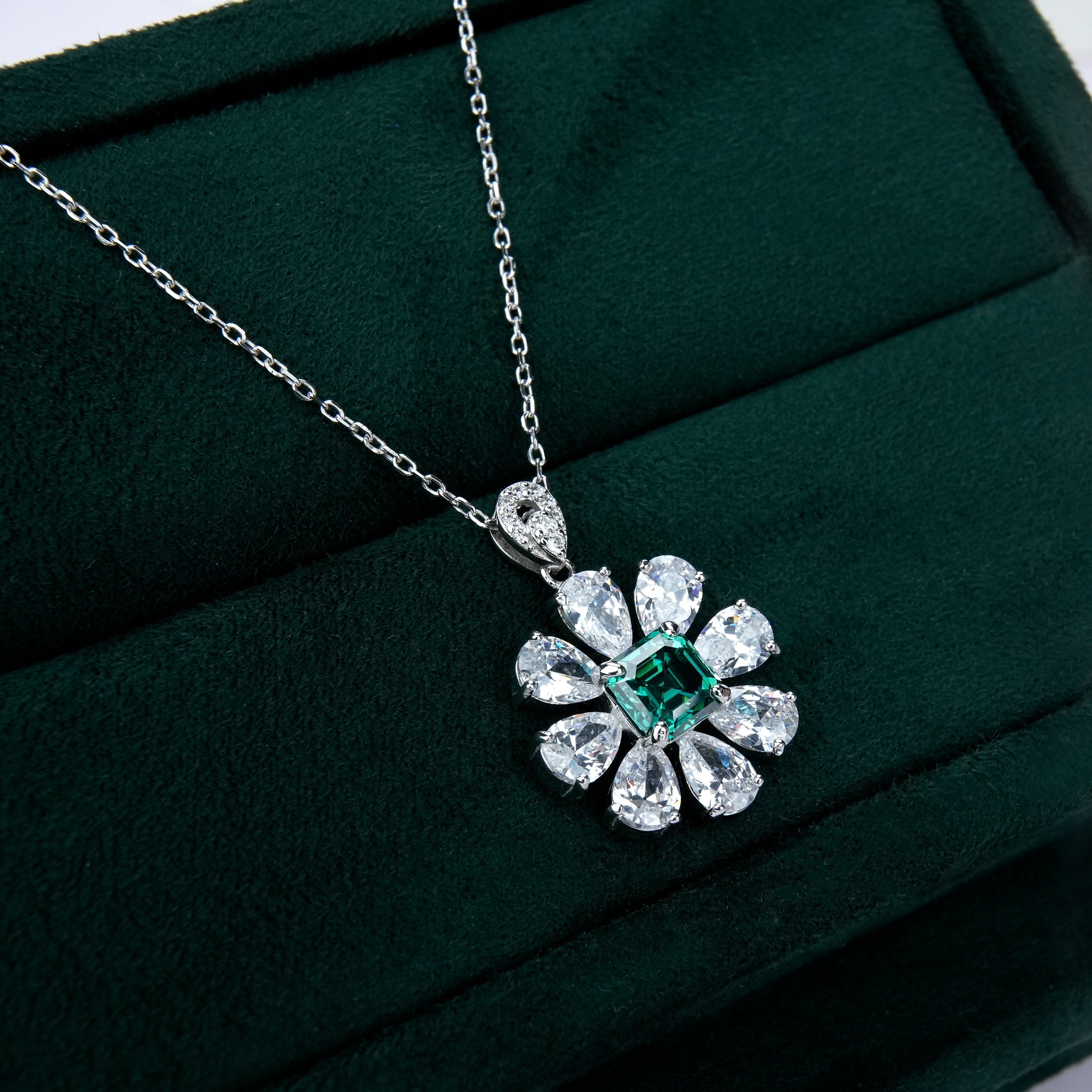 Green Core Queen Flower Pendant [MSD.316G]